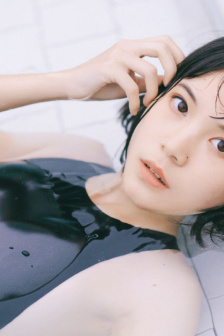 身上只穿了一条绳子